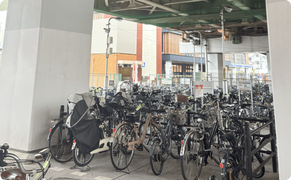 高架下を通り出戸ビルの建物が見える道順